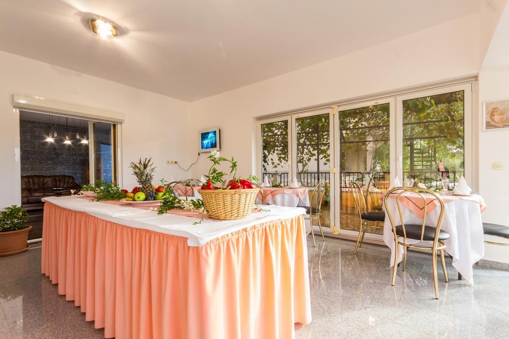 Apartments And Rooms Michaela Fazana Room photo