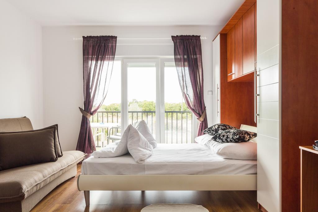 Apartments And Rooms Michaela Fazana Room photo