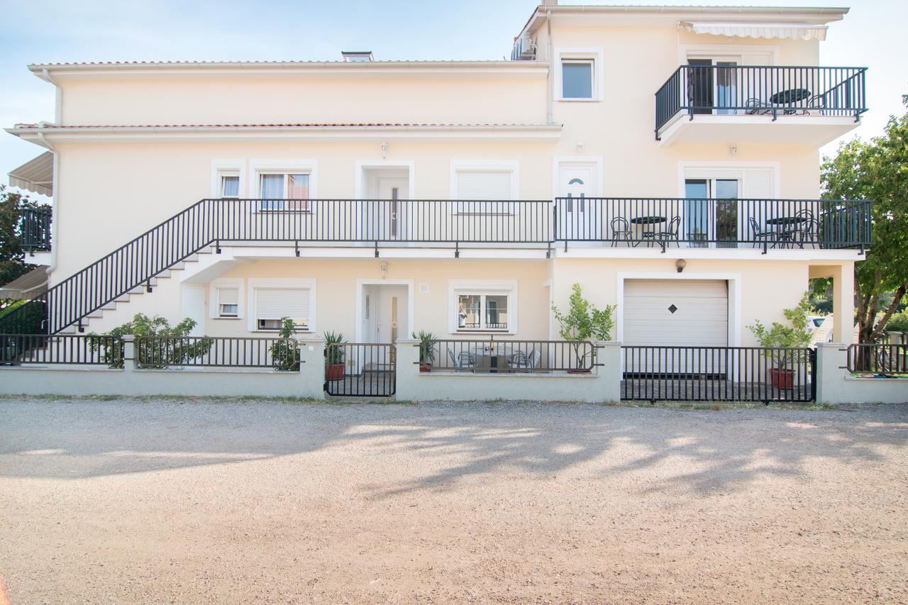 Apartments And Rooms Michaela Fazana Exterior photo
